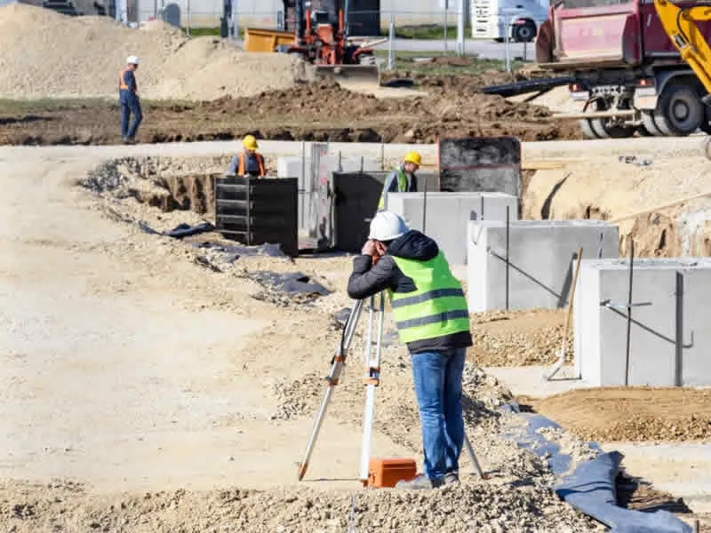 Equipo de AZT Ingenieros trabajando en campo